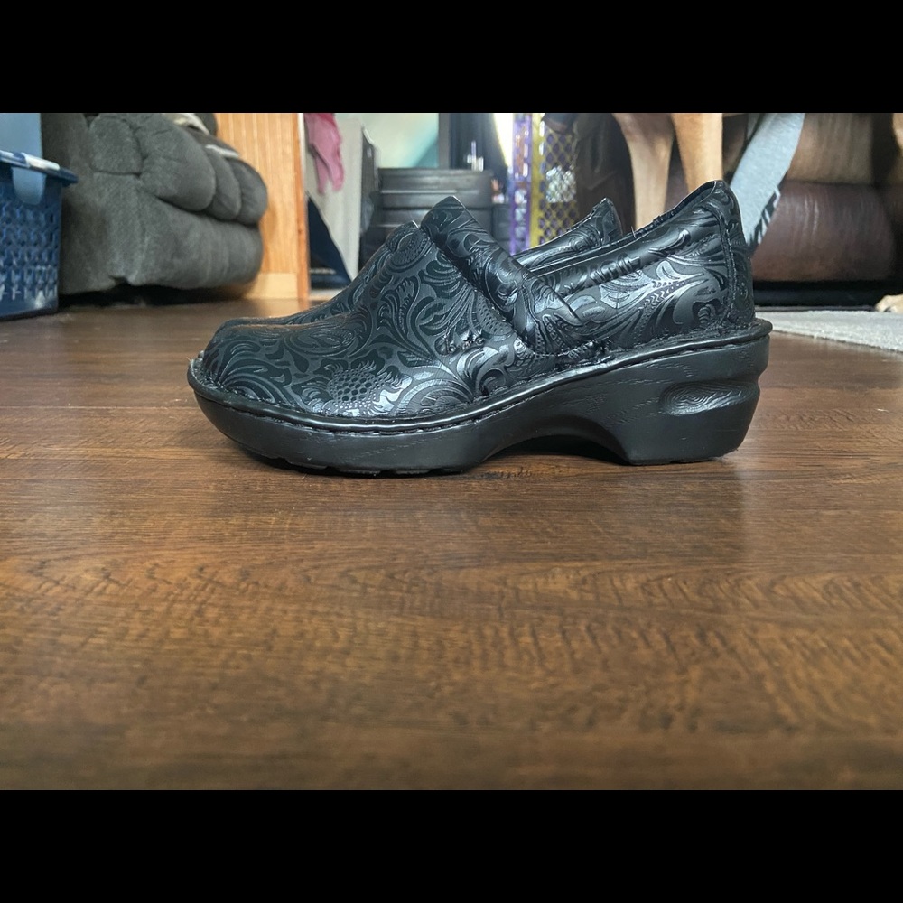 Black BOC clogs, slight wear but still look like new! Women’s size 7.